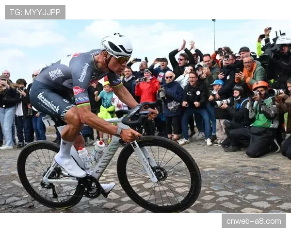 巴黎-鲁贝首小时均速达53km-h，UAE车队早期高强度控场分裂集团